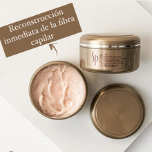 Cargar imagen en el visor de la galería, WELLA LUXE KERATIN RESTORE MASK 150 ML
